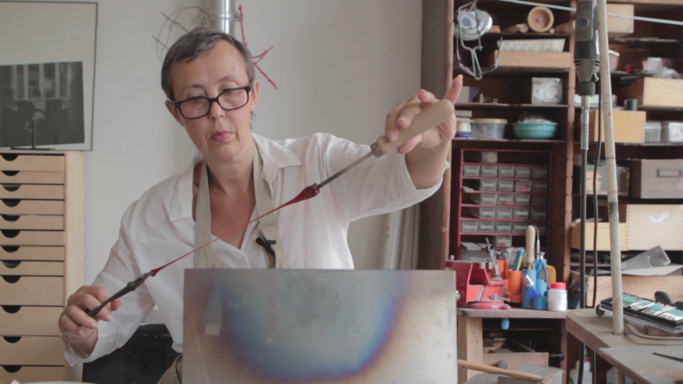 Portrait de l'artiste Isabelle Carpentier Des bijoux où scintille le verre.