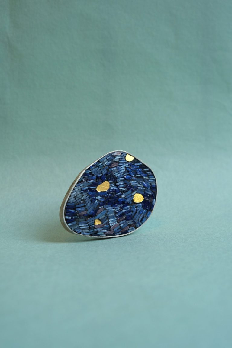 Broche micro mosaïque et argent, Isabelle Carpentier Des bijoux où scintille le verre. Photo Lou Sautreau
