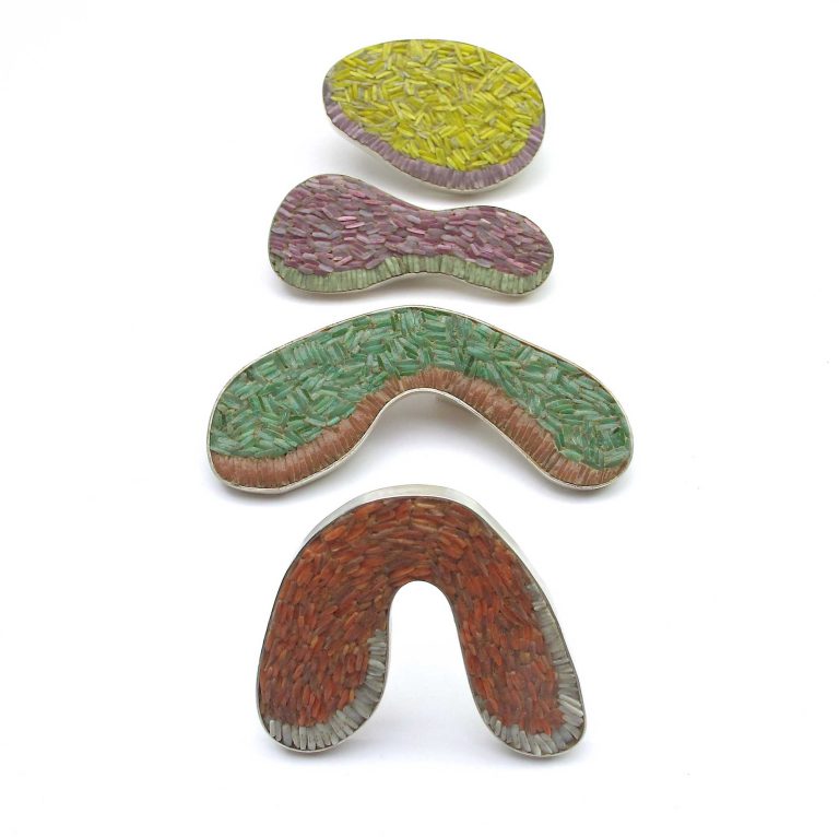 Broche micro mosaïque et argent, Isabelle Carpentier Des bijoux où scintille le verre.