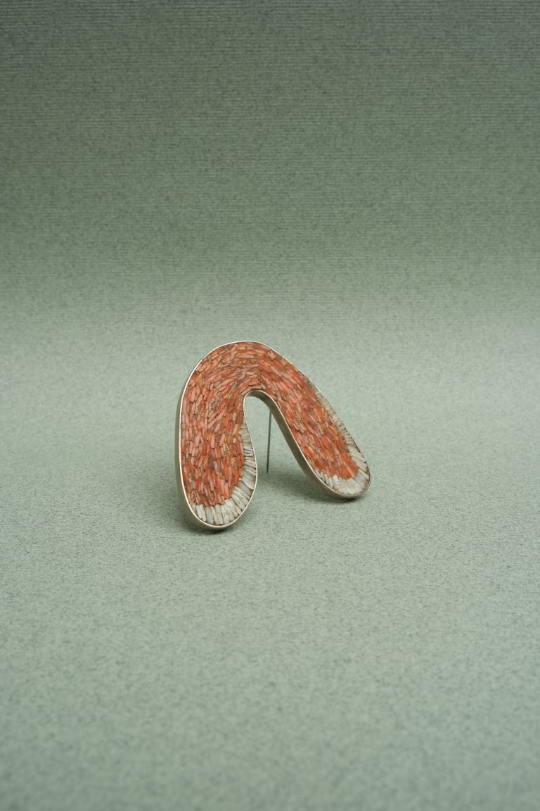 Broche micro mosaïque et argent, Isabelle Carpentier Des bijoux où scintille le verre.