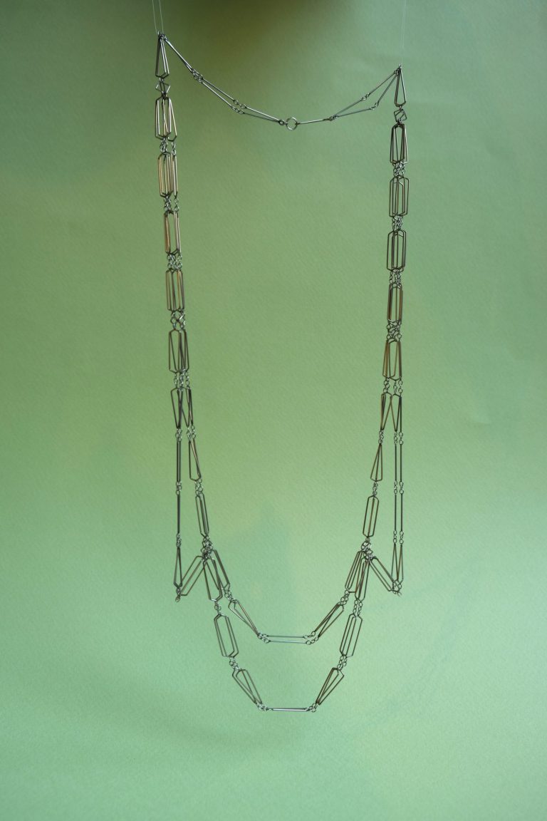 Collier Emma Gregory, polyrhythmic, acier Photo Lou Sautreau La force des BPM en bijou