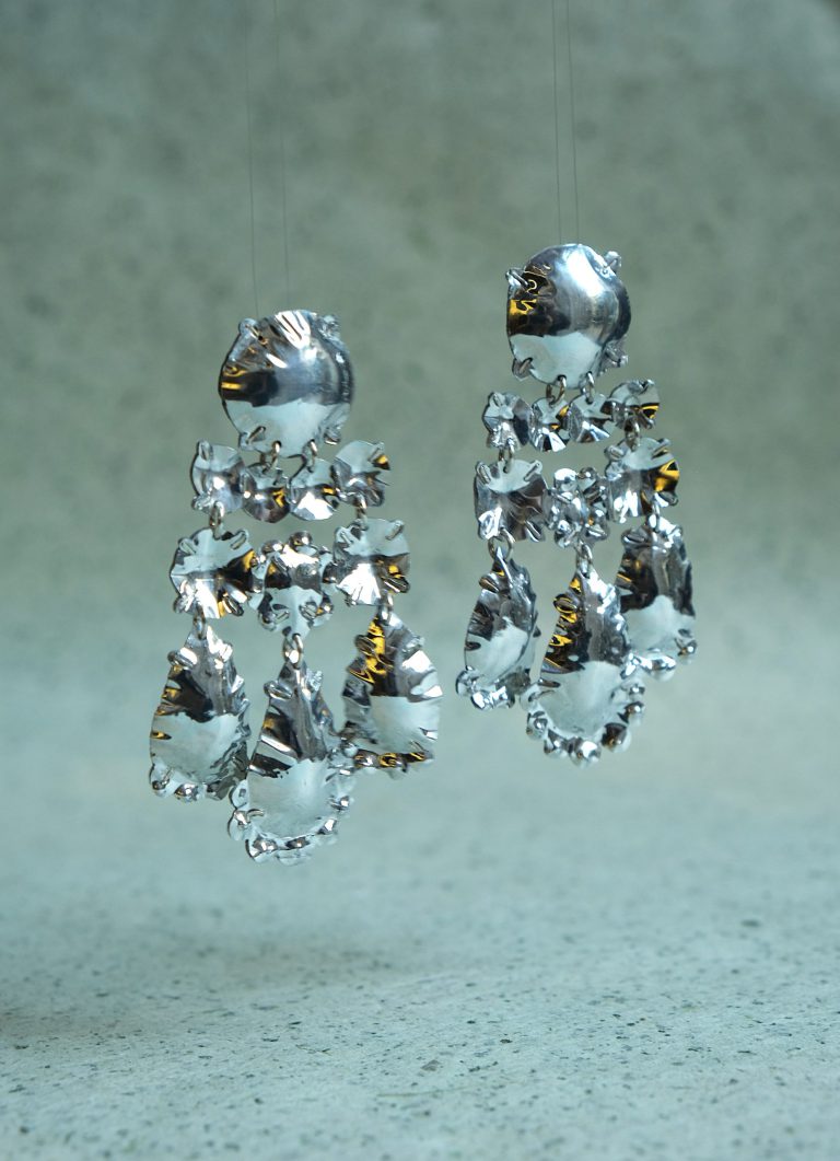Boucles d'oreilles de la collection Faux-semblants, Marie-josée de Belgique, aluminium, Juliette Même. Photo Lou Sautreau Faux-semblants : la parure réinventée