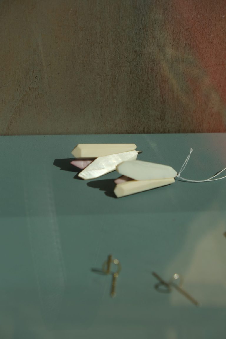 Boucles d'oreilles, argent, galalithe, nacre, émail sur cuivre de Danni Schwaag, Photo Lou Sautreau Bijoux tactiles et visuels