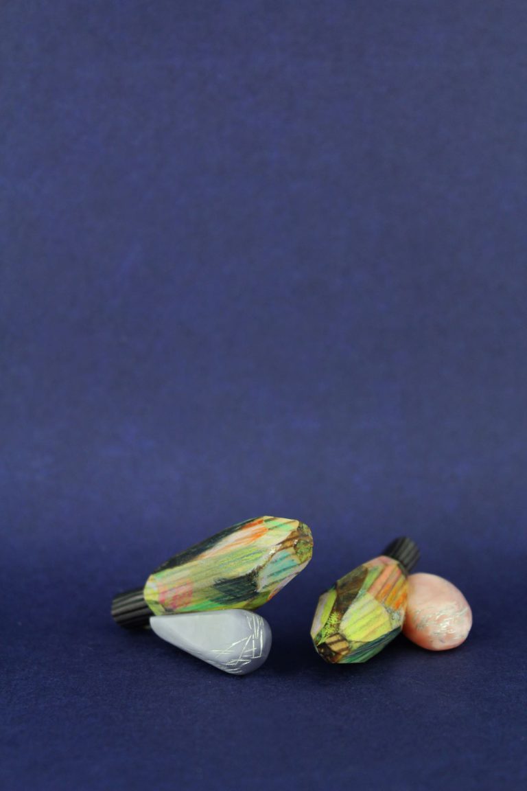 Boucles d'oreilles Colores Dolores, argent, galalithe, nacre, émail sur cuivre de Danni Schwaag, Bijoux tactiles et visuels