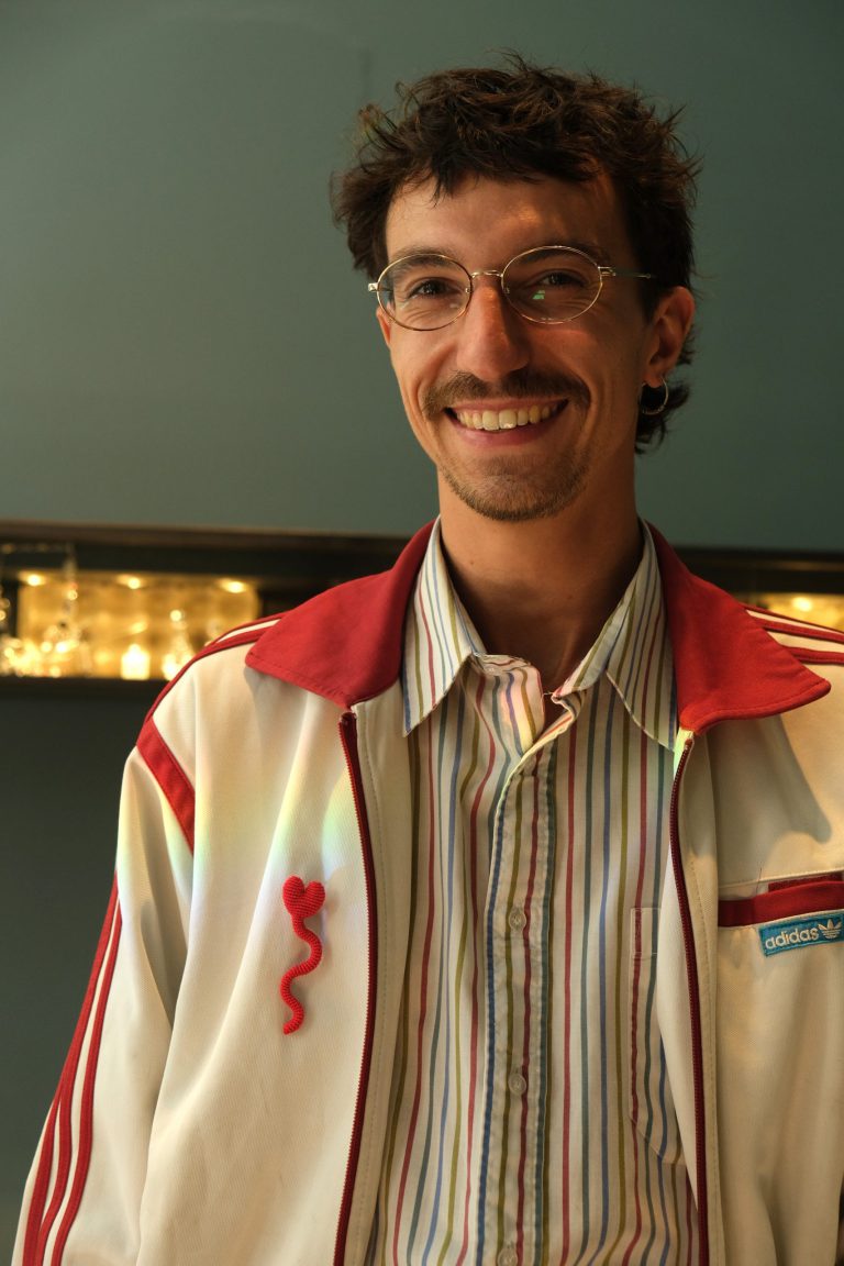 Spermheart, broche crocheté, caoutchouc, Felieke Van der Leest, 1996, photo lou sautreau, portée Henri van Lierde, exposition Eggsquisite