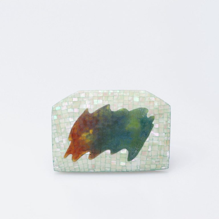 Miki Asai, broche, bois, laque Kashu, coquille d'oeuf, pigment, argent, acier, exposition bijoux, eggsquisite