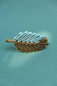 Broche cécile bertrand feuille zig zag textile