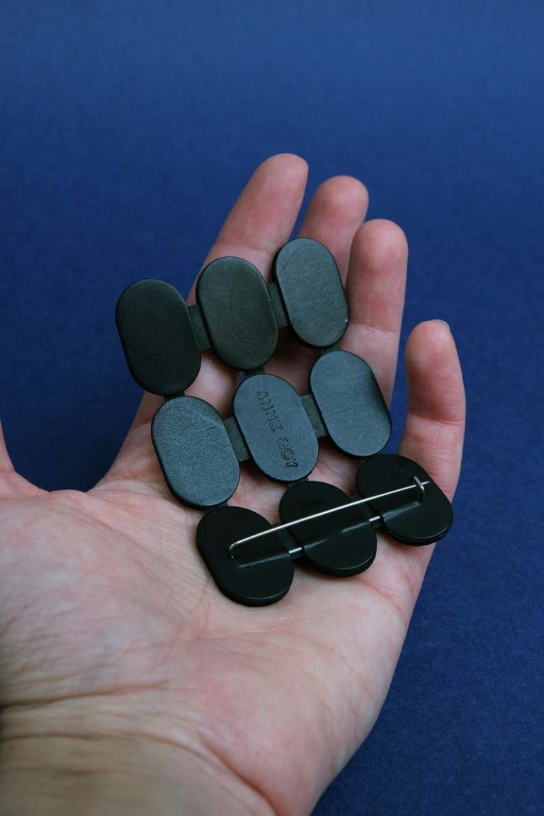 Hectare Anne Goy ,dos de broche, cuir, bleu, fond bleu, photo Lou Sautreau