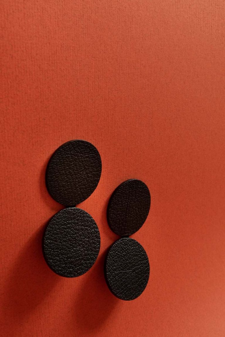 Boucles Anne Goy cuir noir