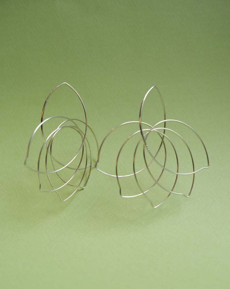 Hectare boucles d'oreilles Lotus Hannah Tomoko argent photo lou Sautreau