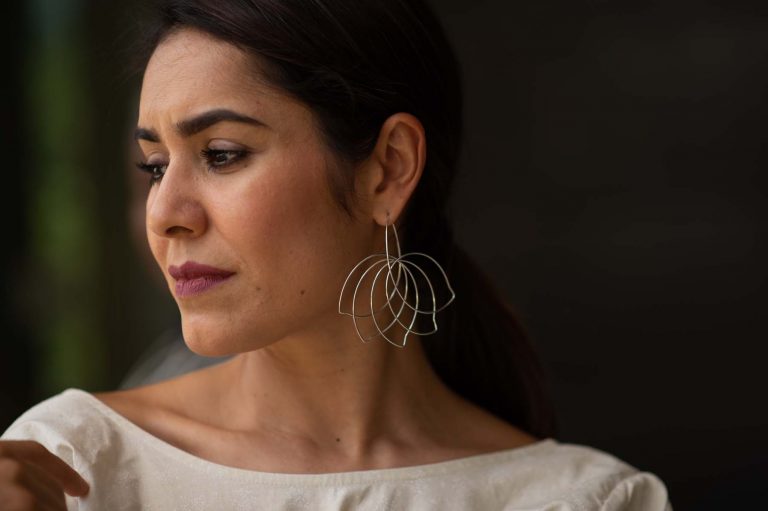 Hectare boucles d'oreilles porté Lotus Hannah Tomoko argent photo Hannah Tomoko