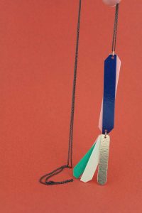 Hectare VERHOEVEN Ingrid Collier pendentif laiton doré couleurs SPATULA