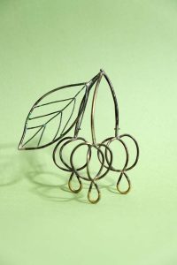 Broche Nelly Van oost, cerise argent peinture