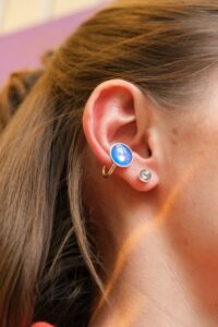 Earcuff Jiro Kamata, argent et lentille de caméra