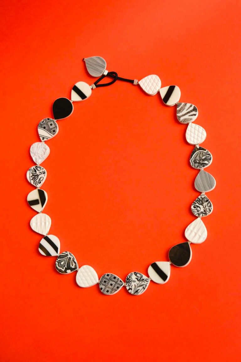 Julie Decubber Collier goute noir blanc