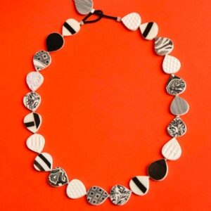 Julie Decubber - collier "gouttes noir et blanc"