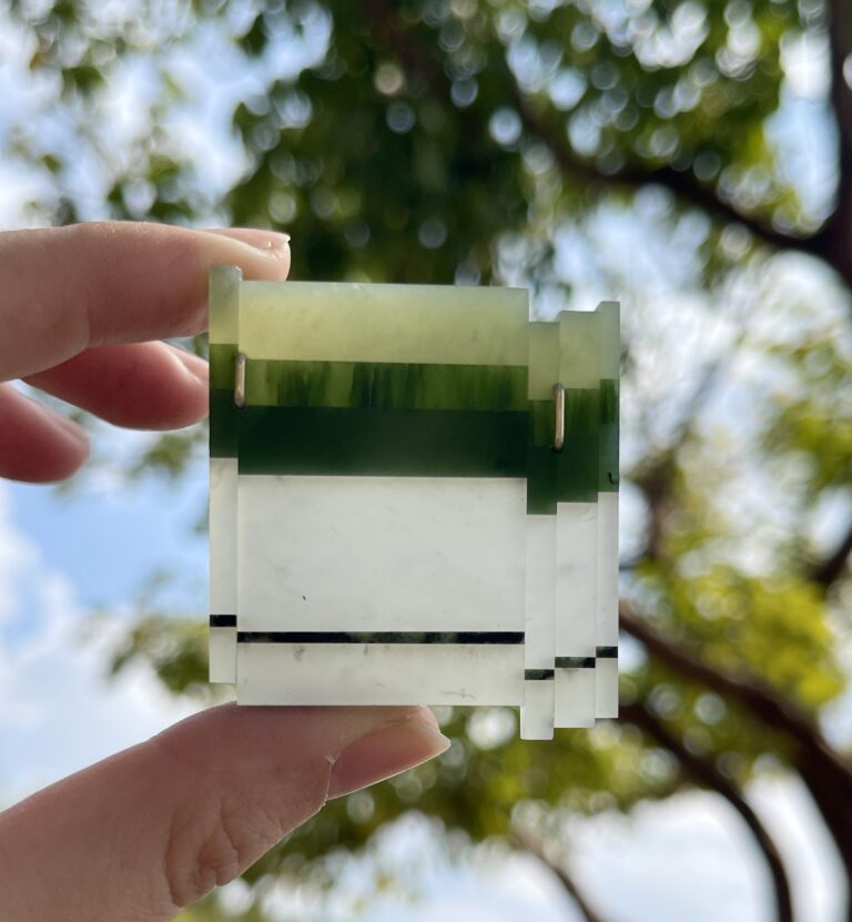 Pei Wu broche The Truth is jade