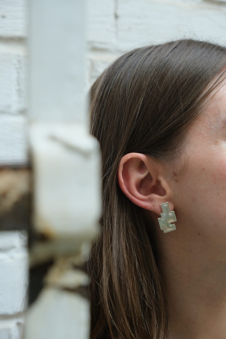 Boucle Miriam Arentz guillochet argent
