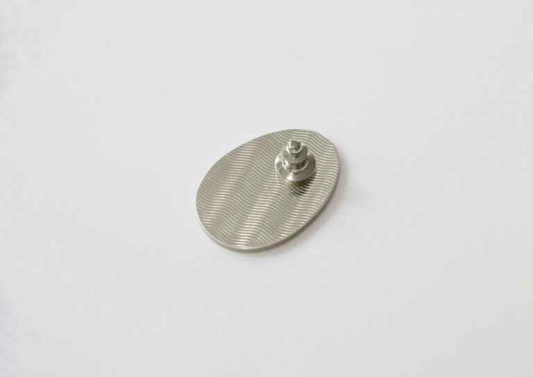 Guilloché egg pin-backweb