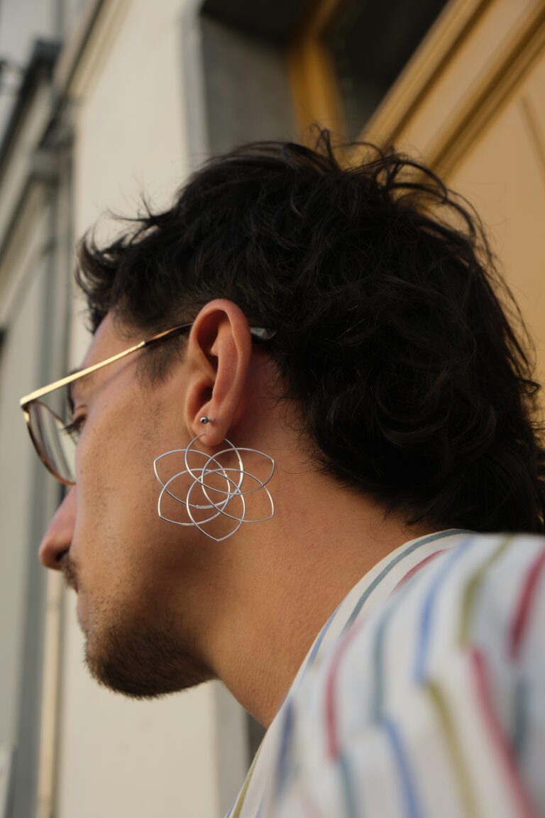 Boucles Hannah Tomoko porté par Henri